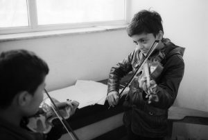b& w film phtoo of Kids-playing-Violins