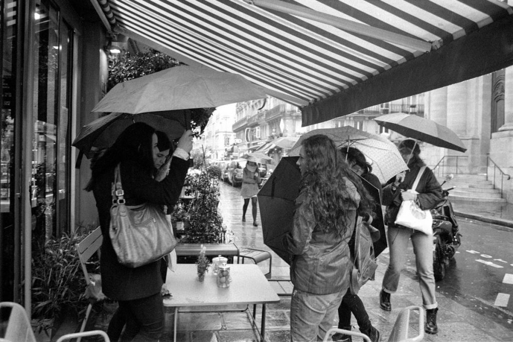 ©MatDandoy I love Paris when it's rainy ! Shot on @ILFORDPhoto HP5 & devd in DD-X #filmphotography #streetphotography #believeinfilm