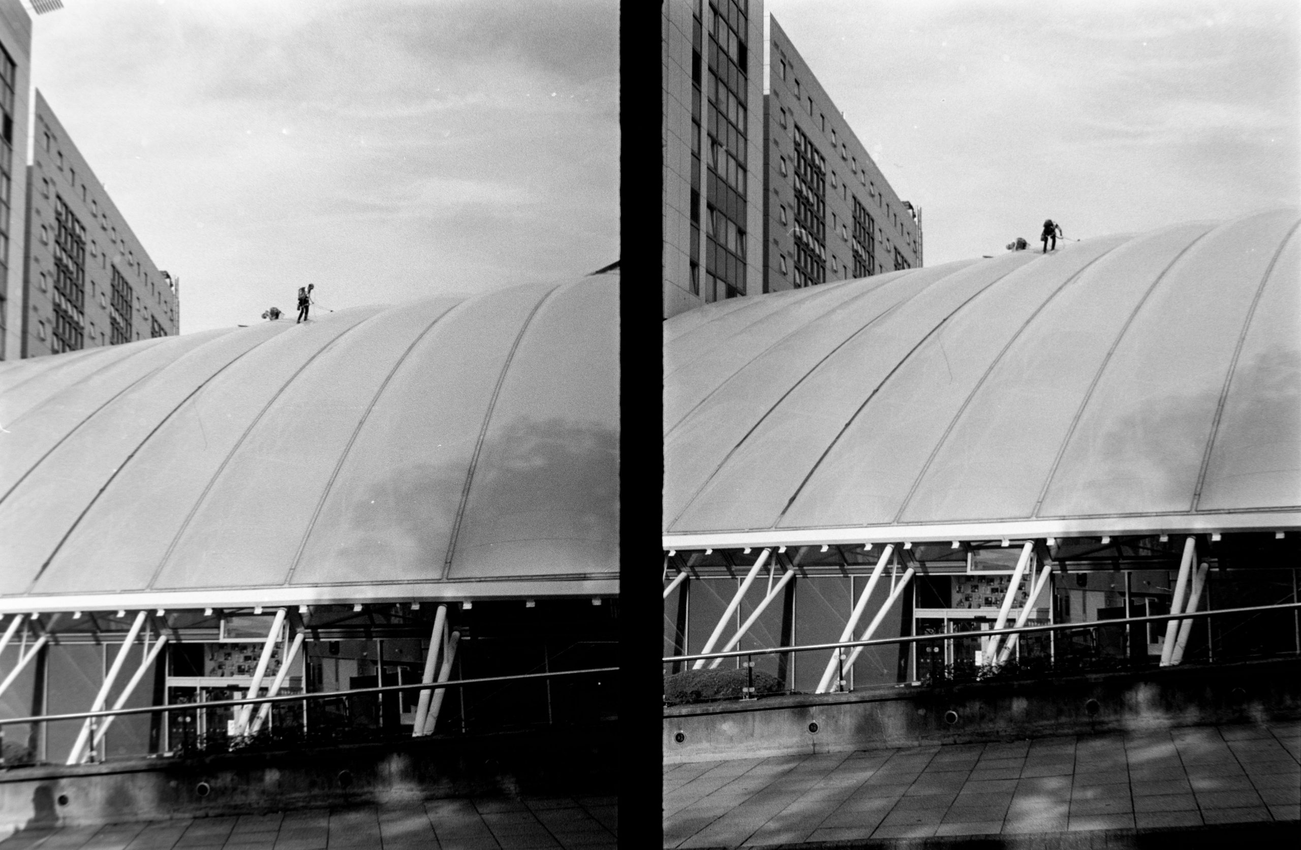 @CBarnePhoto#halfframe #ilfordDelta100 #fridayfavourites #ilfordphoto Shot on my Pen EE not a Pentax 17, but window cleaners in action for Friday favourites halfframe