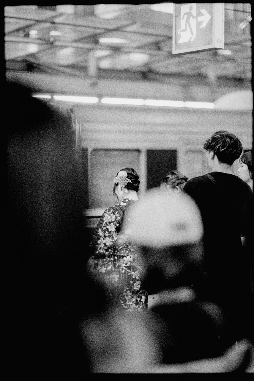 Álvaro Alberto. Black and white picture of a woman singing with her band.